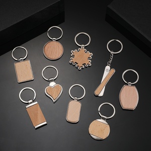 Porte-clés en bois de bambou personnalisé, imprimé et gravé, avec nom, pour Noël, mignon, populaire, en métal et bois vierge, vente en gros - Product Image 1