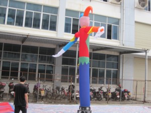 Payaso Inflable de Más de 3.6 Metros con Ventilador Incorporado y Alimentación por Enchufe, Impermeable, Fácil de Instalar para Eventos Publicitarios - Product Image 4