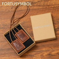 FORTUSYMBOL Collier pendentif scapulaire chrétien personnalisé en cuir PU avec image et lettre sur mesure Unisexe