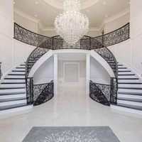 Escalier en colimaçon intérieur en bois d'acier de luxe haut de gamme avec éclairage LED garde-corps en verre de conception de villa moderne pour une utilisation en appartement