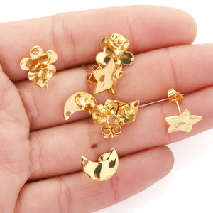 Pendientes geométricos de aleación de zinc chapados en oro con forma de estrella, luna, cuadrado y trébol, joyería de moda unisex H1461 - Product Image 2