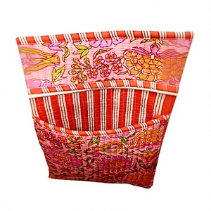 Esta bolsa acolchada presenta un estampado floral vibrante inspirado en diseños textiles tradicionales hechos a mano y con técnicas de estampado en bloque. - Product Image 6