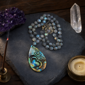 Mala en perles de labradorite avec pendentif symbole Om en labradorite - Adoptez la connexion spirituelle et l'artisanat exquis - Product Image 3
