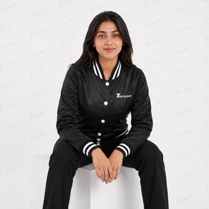 Chaqueta Varsity de Satén para Mujer Tiierwear, Negra, con Cuello Alto y Botones a Presión, Estilo Béisbol - Product Image 3