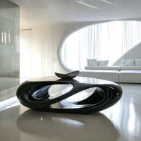 Table basse ovale sculpturale en fibre de verre noire brillante, design monobloc pour espace de vie résidentiel moderne et luxueux