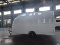 Caravane de camping légère au design épuré pour l'extérieur, idéale pour les voyages et le camping