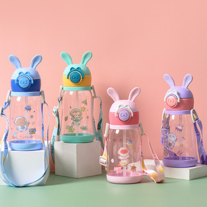 Botella de agua infantil de plástico con pajita, diseño de conejo y oso de dibujos animados, portátil, moderna y bonita, para deportes al aire libre, de la marca Seaygift. - Product Image 1