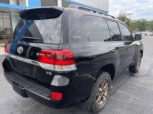 รถ SUV มือสอง สภาพดี รุ่น Heritage Edition 4 ประตู เครื่องยนต์เบนซิน/แก๊ส พวงมาลัยซ้าย เบาะหนัง เกียร์อัตโนมัติ ล้อแม็ก R19 ไฟ LED สีเข้ม - Product Image 3