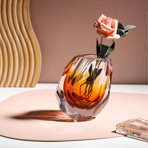 Vase Art Déco en Verre de Murano Soufflé à la Main, Teinte Tawny, avec Design Artistique, Présentoir à Fleurs de Table Durable - Product Image 2