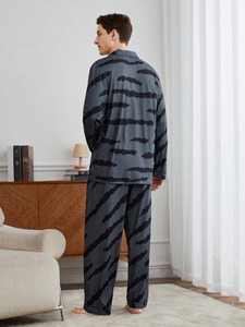 <span class=keywords><strong>Pigiama</strong></span> da <span class=keywords><strong>Uomo</strong></span> in Seta Ghiaccio Premium, Semplice e Casual, Set con Maniche Lunghe e Pantaloni Lunghi, Abbigliamento da Casa per Tutte le Stagioni, Alta Qualità - Product Image 4