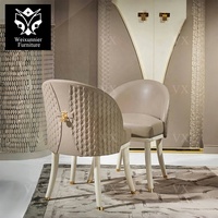 Chaise de salle à manger en cuir blanc au design de luxe avec pieds en bois de style moderne de couleur personnalisée pour hôtels et villas