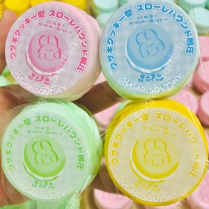 Giocattolo Sensoriale Squishy a Lenta Risalita a Forma di Macaron Pastello con Coniglio in Rilievo per Decompressione - Product Image 1