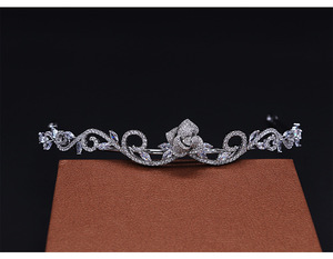 Diadème de <span class=keywords><strong>Mariée</strong></span> Rose d'Inspiration Vintage, Bandeau Minimaliste en Strass, Bijou de Cheveux Délicat à Motifs Floraux, pour Chignons Romantiques et Tenues de Bal - Product Image 5