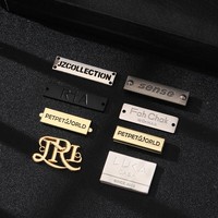 Étiquettes métalliques écologiques personnalisées fabriquées selon des procédés de découpe, logos, vêtements, chaussures, sacs, étiquettes gaufrées de marque en rouleau