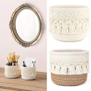 Panier de rangement en corde de coton style bohème avec pompons, support rond pour pinceaux de maquillage, organisateur de bureau en macramé - Product Image 2