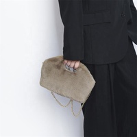 Tas Selempang Wanita Bulu Imitasi, Tas Clutch Lembut Berbulu dengan Tali Rantai Emas, Tas Bahu Fashion, Tas Selempang, Tas Tangan Bulu Imitasi Ramah Lingkungan