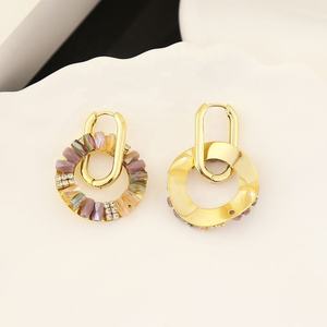 Boucles d'oreilles clous de mode haut de gamme de style européen et américain, polyvalentes, rétro, cercles colorés, accessoires d'oreille avec une touche de luxe léger, vente en gros - Product Image 4