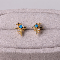 SubtleGlam Boucles d'oreilles clous géométriques tendance en argent sterling plaqué or avec opale naturelle, cadeau unisexe