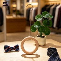 Cintres en bois ronds pour vêtements et foulards, avec long crochet, pour cravates en soie – Vente chaude