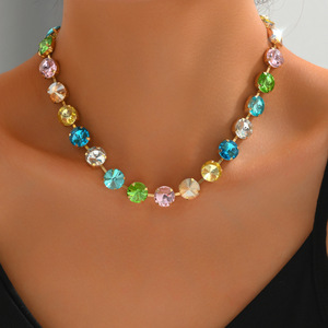 Collar de cadena para clavícula con incrustaciones de diamantes de imitación multicolor y piedras de cristal, minimalista y versátil, para uso diario o fiestas, para mujer. - Product Image 1