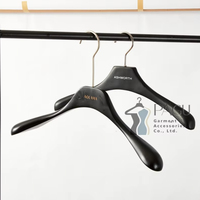 Cintres de luxe personnalisables avec logo gratuit, en bois massif pour adultes, avec barre porte-pantalon, pour boutiques de vêtements, vente directe usine