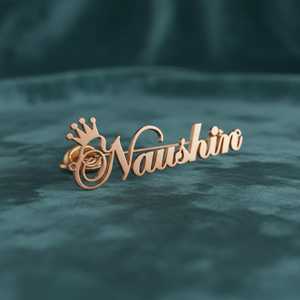 Broche Personalizado con Nombre en Letras Doradas, Insignia Metálica con Nombre en Escritura Cursiva - Product Image 1