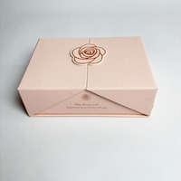 Boîte-cadeau en papier pliable à fermeture magnétique colorée personnalisée pour l'emballage de cosmétiques de vêtements avec ruban