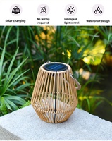 Lanterne solaire en rotin imperméable personnalisée, lumières LED suspendues / sur pied pour la décoration extérieure