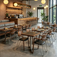 Ensemble de mobilier de restaurant urbain personnalisé Ron Group : chaises en bois et cuir, table carrée avec base métallique, banquette rembourrée