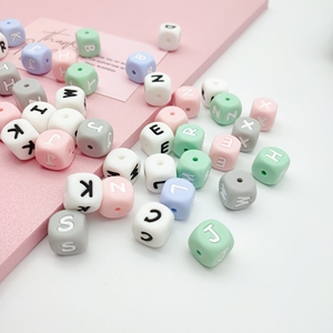 Perles de dentition en silicone souples en forme de <span class=keywords><strong>cube</strong></span> carré de 12 mm avec lettres de l'alphabet pour la fabrication de stylos, porte-clés, colliers et bijoux - Product Image 3