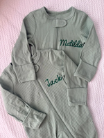 Pyjama grenouillère bébé personnalisé brodé avec nom, en coton côtelé à manches longues, avec fermeture éclair bidirectionnelle