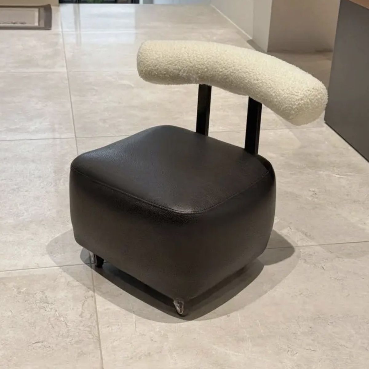 Negro Clásico - Taburete con Ruedas