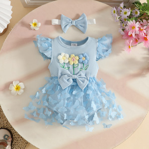 Completo estivo 2026 per bambine in cotone, 2 pezzi: vestito con fiori tridimensionali e maniche a volant, gonna a triangolo a costine con farfalle e accessorio per capelli - Product Image 2