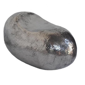 Tabouret en aluminium martelé de style selle de haute qualité Mobilier de maison polonais avec pouf Également disponible Finition cuivre métal - Product Image 1
