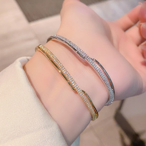 Pulsera ovalada de oro K para mujer, chapada en oro de 18 quilates, diseño de cielo estrellado con circonitas, joyería para fiestas - Product Image 1
