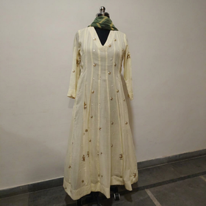 Ensemble Kurti en coton avec broderies et dupatta Lehariya pour les occasions festives. Design tendance, produit tendance pour les festivals. - Product Image 1