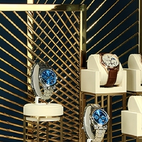 Vitrine de luxe GZowin pour montres, verre incurvé, cadre doré, éclairage LED, design durable, dimensions personnalisables pour les magasins de détail