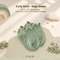 Calcetines BohoPanna Curly Sock color verde salvia, tallas 5-6 años, calcetines premium para niños con tacto suave, elástico y transpirable para mayor comodidad diaria y pasos felices.