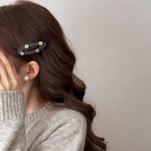 กิ๊บติดผมรูปวงรีสีเทาสไตล์เรโทรขนาด 7 ซม. ประดับดอกไม้และเพชรระยิบระยับ ดีไซน์เก๋ไก๋ เหมาะสำหรับงานปาร์ตี้ ทำจากผ้าและโลหะผสม - Product Image 5