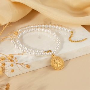 Collier personnalisé en perles plaqué or avec pendentif rond portrait de reine - Product Image 5