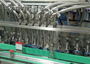 Ligne de production entièrement automatique de machine d'étiquetage et de remplissage de liquides de jus de haute précision