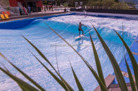 Simulateur de surf en eau profonde stationnaire pour parcs aquatiques et centres de surf, machine de surf pour surfeurs avancés