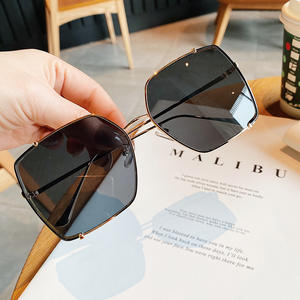 H1-JBK8886 Lunettes de soleil oversize irrégulières pour femmes, monture dorée, verres AC, protection UV400, type 3, pare-soleil - Product Image 5