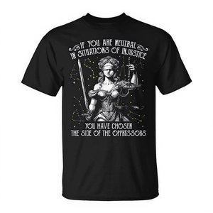 T-shirt sulla giustizia sociale con grafica e citazione della Lady Justice per attivisti e avvocati - Product Image 2