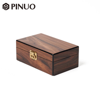 Boîte à bijoux en bois haut de gamme PINUO, plateau en velours noir, loquet doré, finition brillante, boîte de rangement pour bijoux personnalisée pour magasin de bijoux