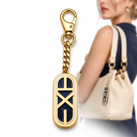 Breloque en métal plaqué or, inspirée des créateurs, avec monogramme personnalisé et bordure en émail bleu marine, pour sac ou chaîne, idéale comme cadeau