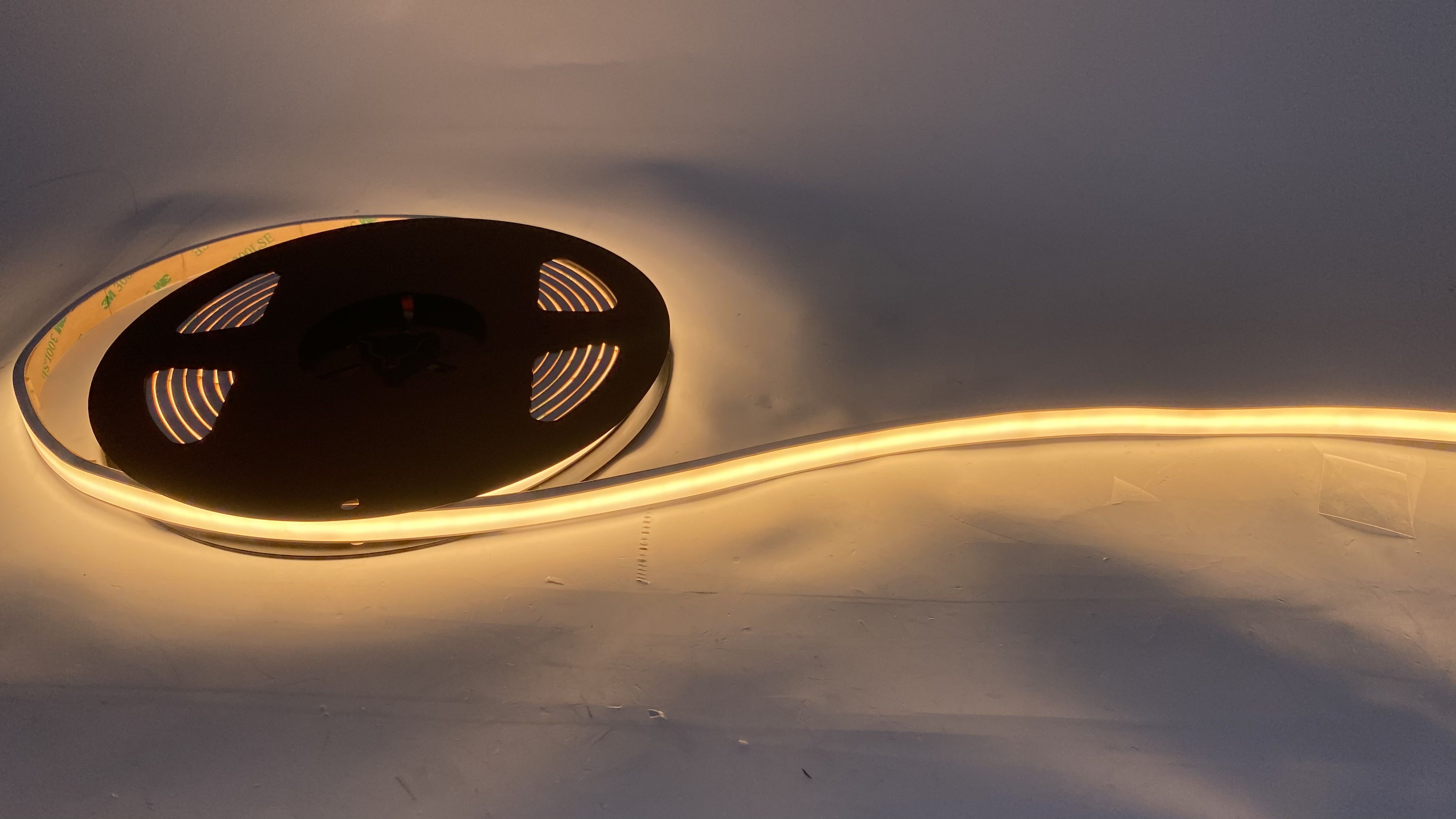 สีขาวอบอุ่น