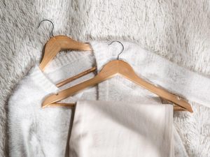Cintres en <span class=keywords><strong>bois</strong></span> de qualité B, durables et flexibles, à bas prix pour costumes, manteaux, vestes, pantalons, robes – Idéal pour les supermarchés - Product Image 3
