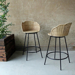 Silla de ratán natural con estructura de hierro, de ratán taburete de bar, patas antiarañazos, adecuada para la altura estándar del mostrador de la cocina - Product Image 1