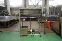 Prix de la machine de mise en conserve de soda à petite échelle, machine de remplissage d'eau gazeuse, ligne de mise en conserve de bière 25cl 33cl 16.9oz